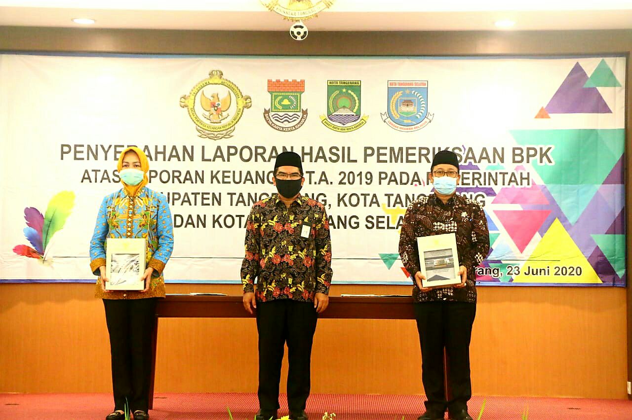 Wali Kota Airin Rachmi Diany saat menerima piagam penghargaan predikat Wajar Tanpa Pengecualian (WTP) dari Badan Pemeriksa Keuangan (BPK) di Kantor BPK RI Provinsi Banten, Selasa (23/6/2020).