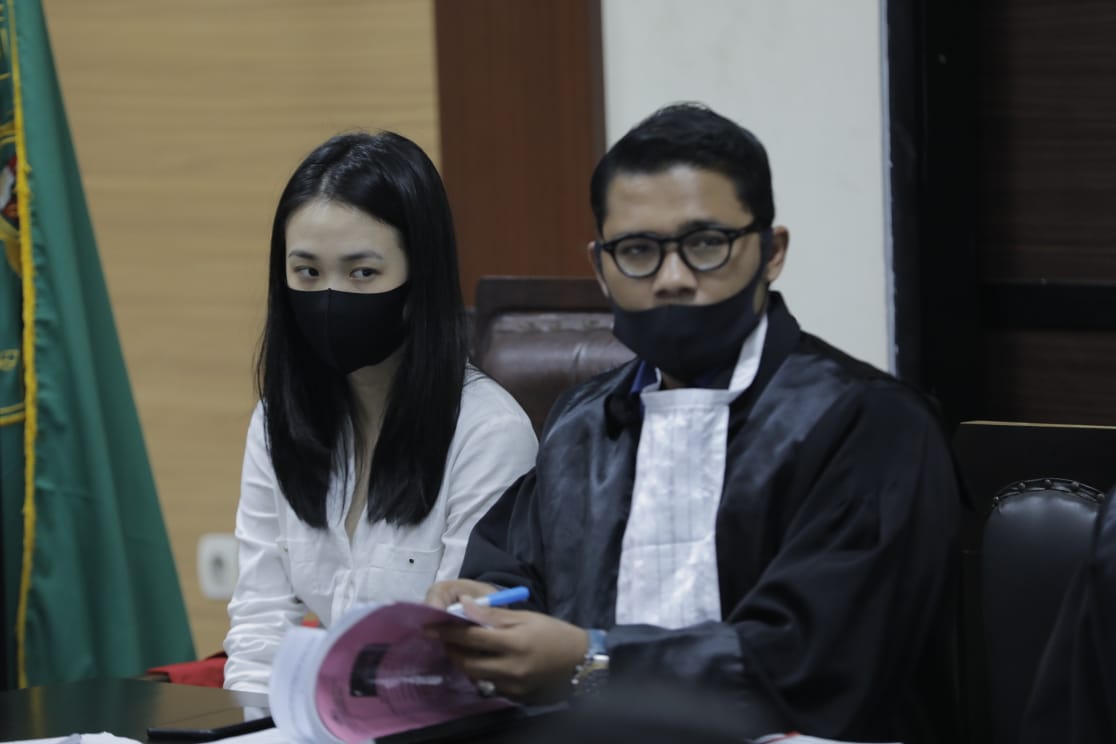 Terdakwa Aurelia Margaretha, 26, didampingi kuasa hukumnya saat menjalani persidangan perkara kecelakaan lalu lintas yang mengakibatkan meninggalnya Andrie Njotohusodo, 50, di perumahan Karawaci, Tangerang.