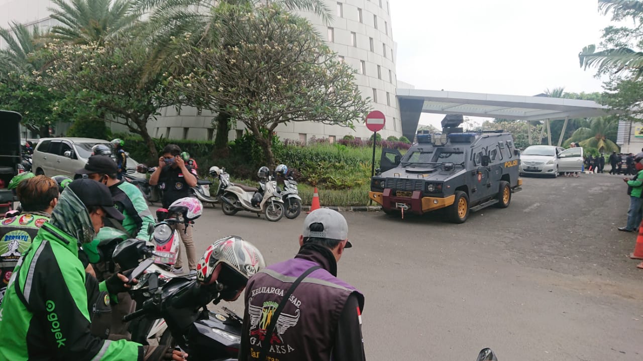 DPD Partai Golkar menggelar musyawarah daerah (musda) ke-VI di Hotel Allium, Cipondoh, Musda yang kandidatnya hanya petahana Sachrudin tersebut dikawal massa dari ojek online (ojol), Kota Tangerang, Rabu (8/7/2020).