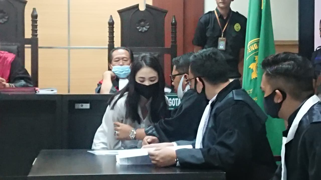 Suasana ruang sidang Pengadilan Negeri Tangerang kembali menggelar sidang kecelakaan lalu lintas terdakwa Aurelia Margaretha yang mengenakan kemeja putih, Rabu (15/7/2020).