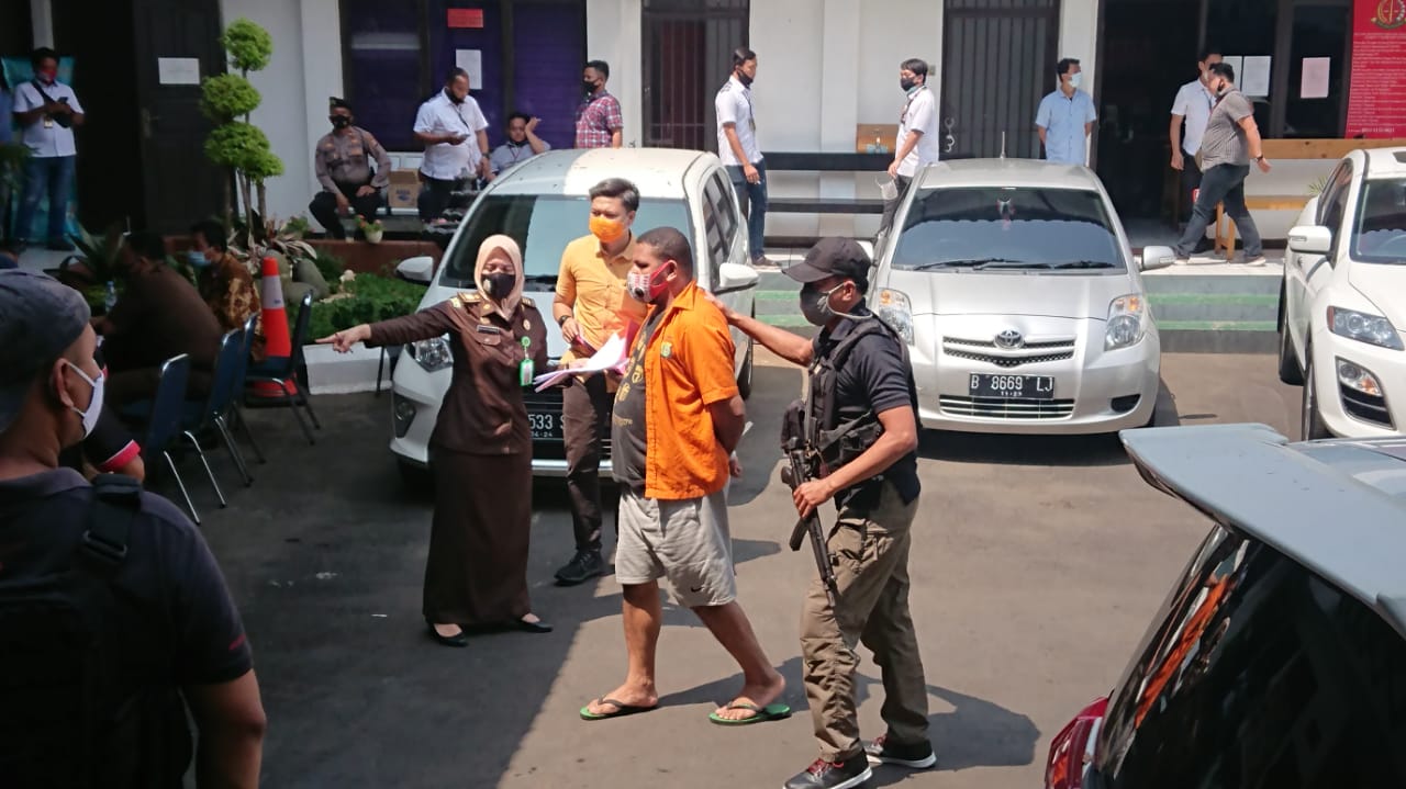Polda Metro Jaya menyerahkan kasus penyerangan rumah Nus Kei ke Kejaksaan Negeri Kota Tangerang. Polisi menyerahkan tersangka-tersangka termasuk Jhon Kei beserta barang-barang bukti, Rabu (19/8/2020).