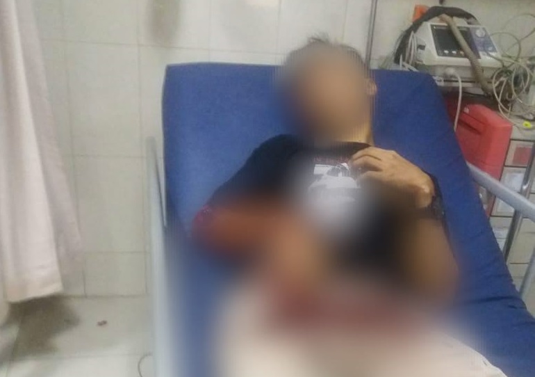 Seorang pria Adrian Yoel,19 berlumuran darah terkapar tak berdaya akibat pembacokan sekelompok gangster, Kota Tangerang, Minggu (16/7/2020) sekitar pukul 05.00 WIB.
