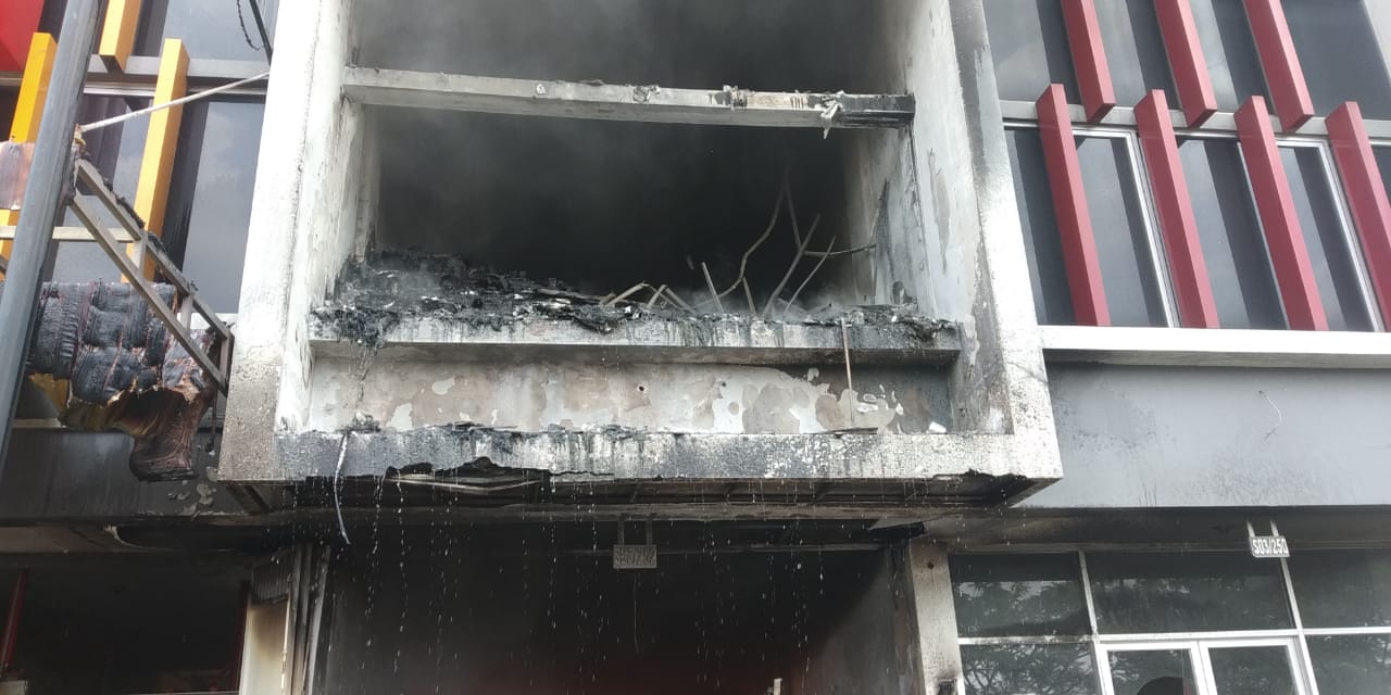Personel Damkar sedang memadamkan api di Ruko Garden Boulevard, Kecamatan Panongan, Kabupaten Tangerang, Kamis (27/8/2020).