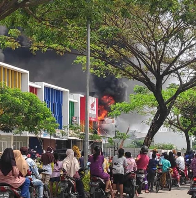 Terjadi Kebakaran di Ruko Garden Boulevard, Bunderan 5 Citra Raya, Kecamatan Panongan, Kabupaten Tangerang.