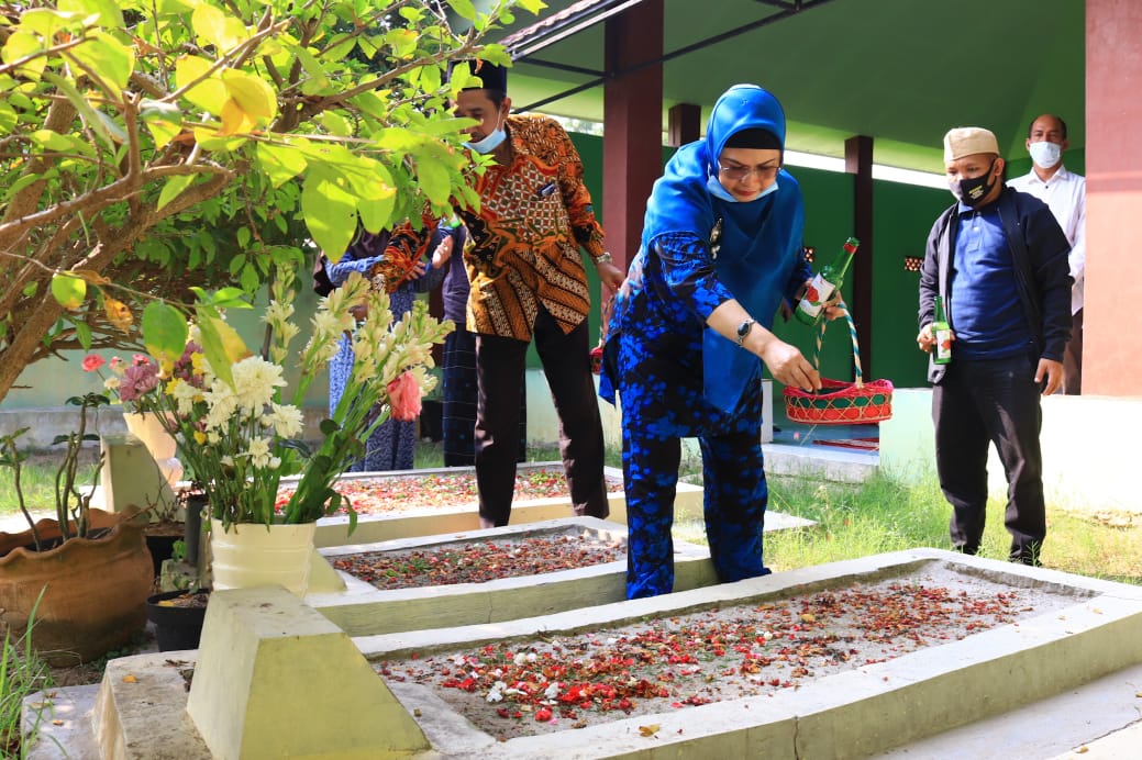 Bakal calon Wali Kota Tangerang Selatan Siti Nur Azizah berziarah ke makam para leluhurnya, Minggu (13/9/2020).