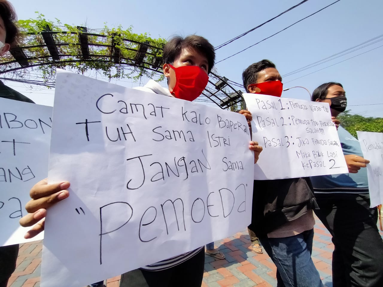 Sejumlah pemuda yang mengatasnamakan Komite Nasional Pemuda Indonesia (KNPI) Kecamatan Batuceper menggelar aksi unjuk rasa di kantor Kecamatan Batuceper, Rabu (16/9/2020)