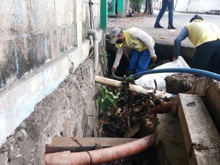 Petugas Dinas PUPR Kota Tangerang saat melakukan normalisasi saluran air di kawasan Kecamatan Karawaci, Kota Tangerang.