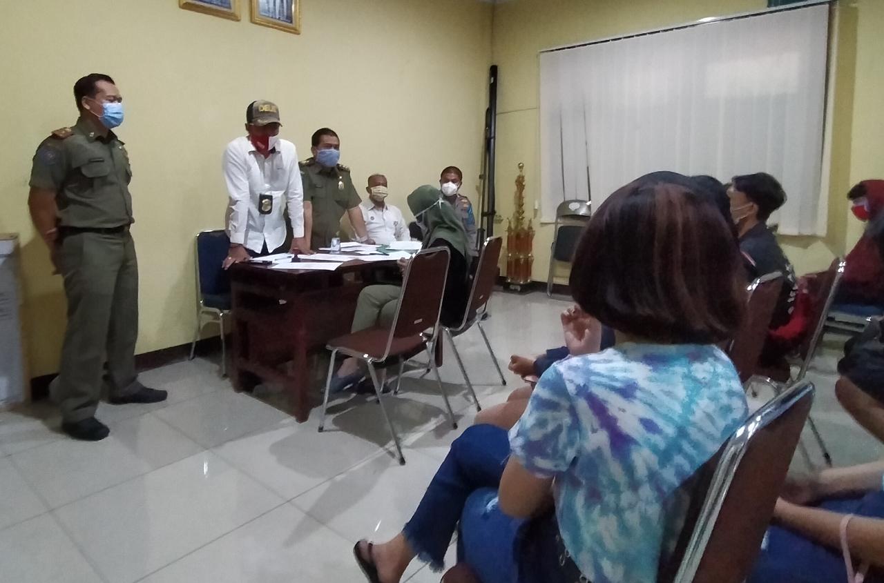 Petugas Satpol PP Kota Tangerang beserta jajaranya saat membawa beberapa perempuan yang yang disinyalir menyediakan layanan esek-esek kepada pria hidung belang di bilangan Parung serab, Kecamatan Ciledug, Kota Tangerang, Minggu (5/10/2020) dini hari.