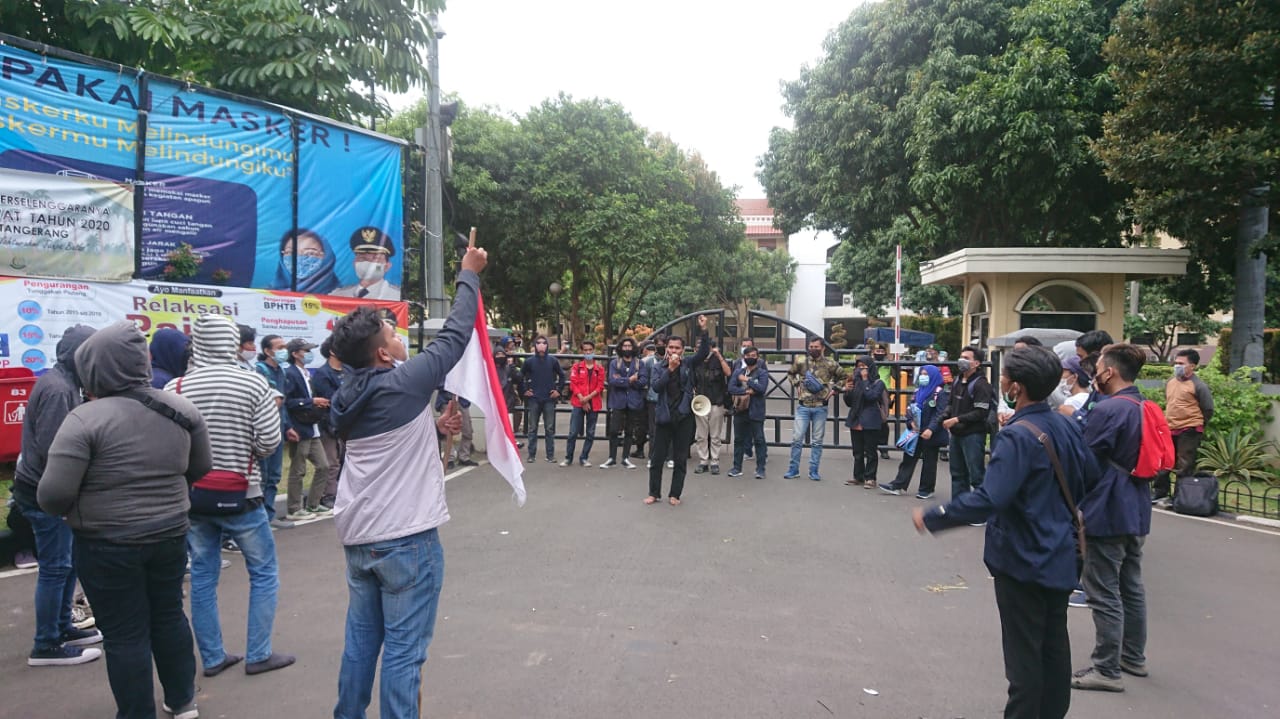 Puluhan mahasiswa dari Universitas Islam Syekh Yusuf (UNIS) Tangerang menggelar aksi menolak Undang-undang (UU) Omnibus Law Cipta Kerja (Ciptaker) di depan gedung Puspemkot Tangerang, Selasa (6/10/2020).