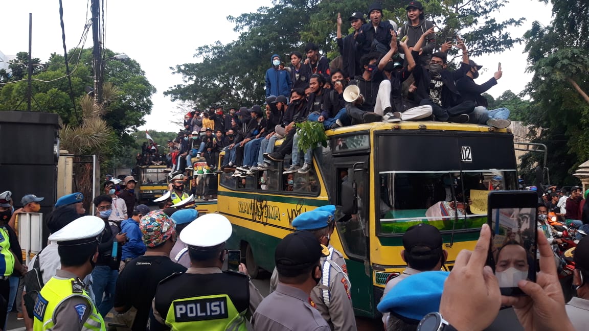 Ribuan mahasiswa dari berbagai kampus di Kota Tangerang menggelar aksi menolak Undang-undang Omnibus Law Cipta Kerja, Rabu (7/10/2020).