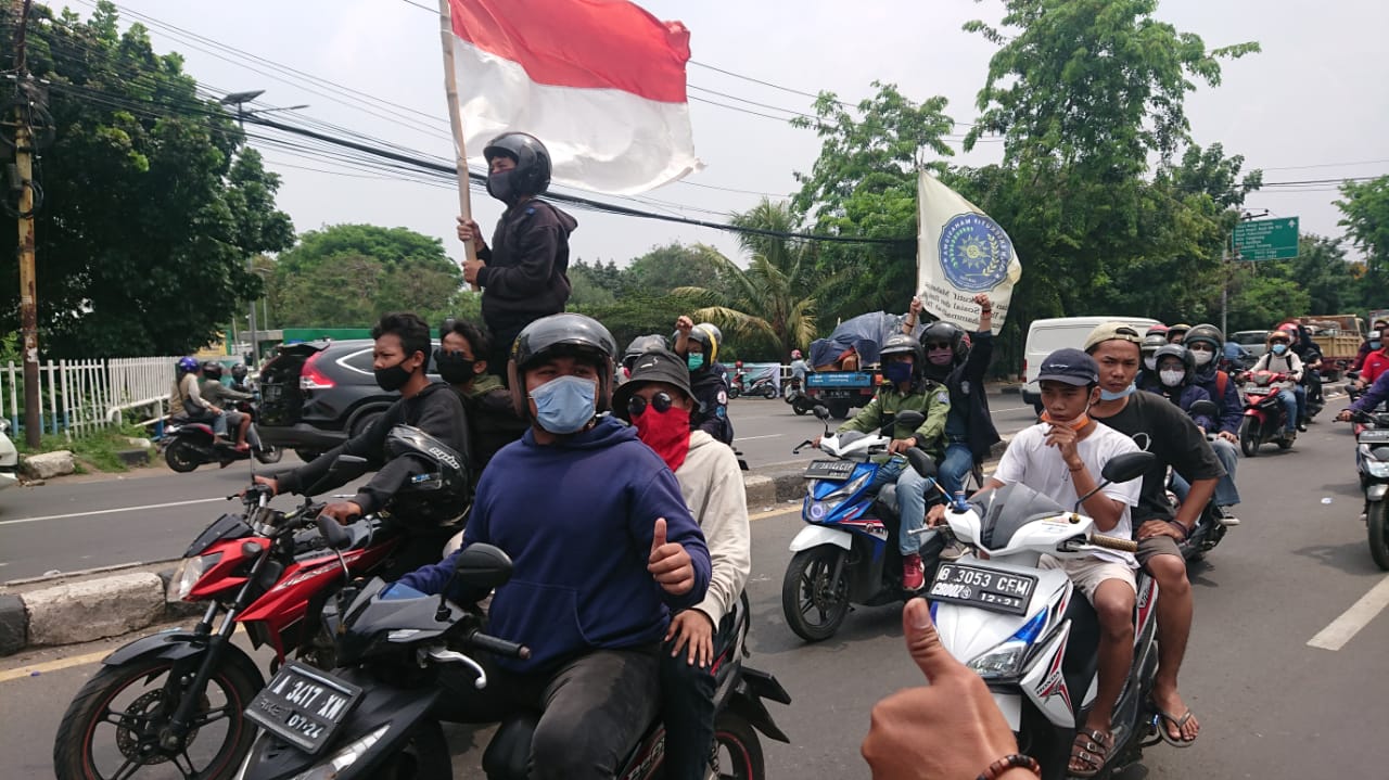 Ribuan massa pendemo yang menolak Undang-undang Omnibus Law Cipta Kerja saat di jalan, Kota Tangerang.