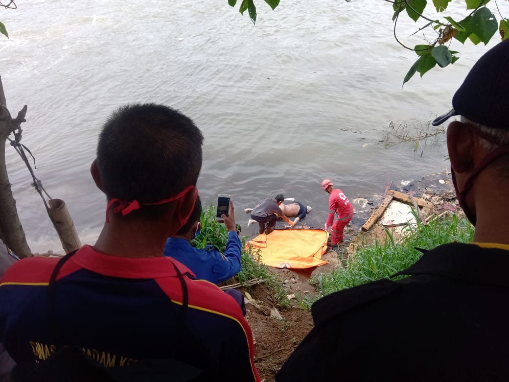 Petugas gabungan saat mengevakuasi mayat pria yang mengambang setelah tenggelam di Sungai Cisadane Tangerang, Jumat (30/10/2020).