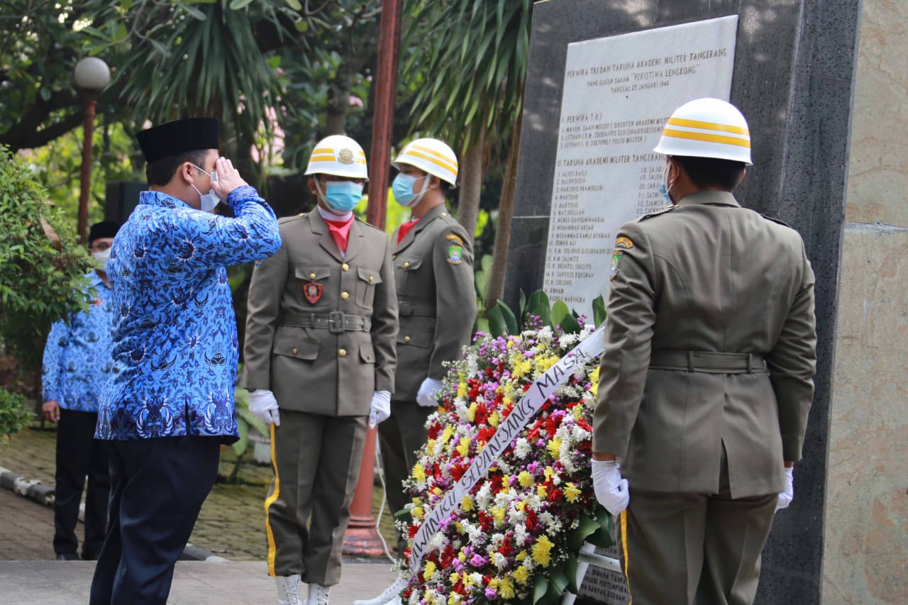 Wali Kota Tangerang Arief R Wismansyah saat tabur bunga ke makam pahlawan di Taman Makam Pahlawan (TMP) Taruna, Kota Tangerang, Selasa (10/11/2020).