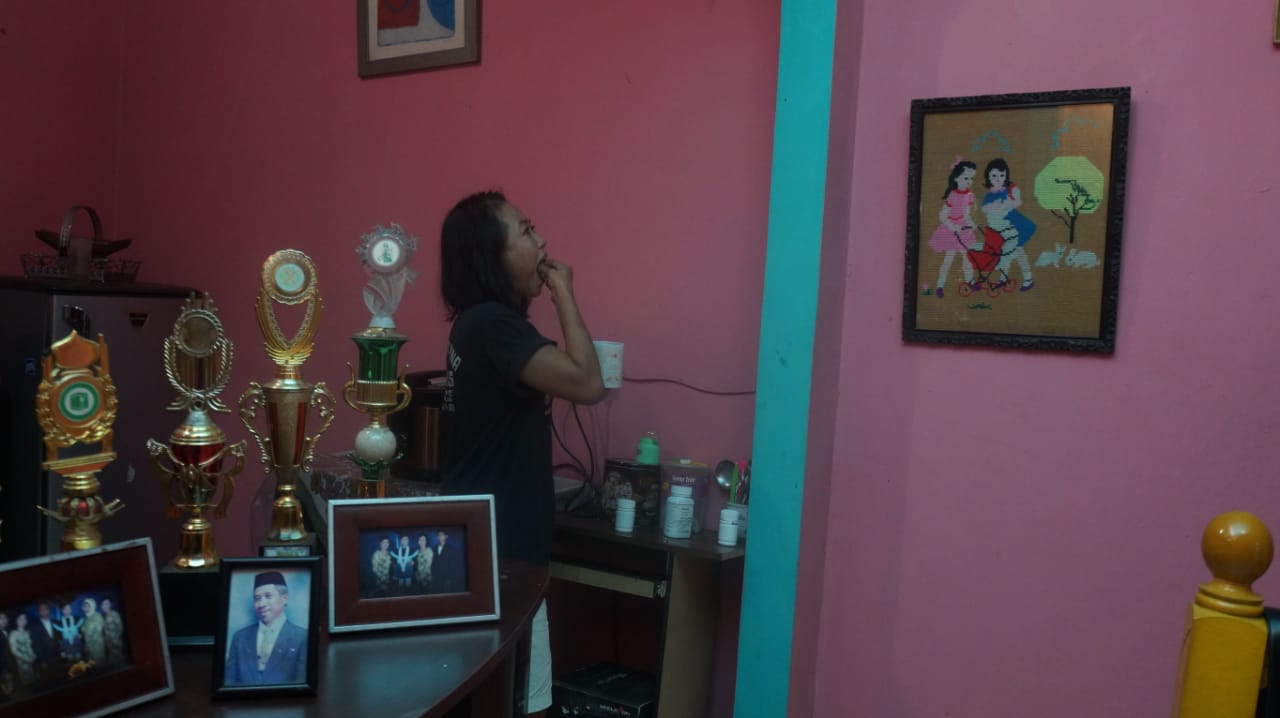 Marlina Puspita Sari, penderita AIDS sejak 2009 saat menkonsumsi obat, Kota Tangerang, Rabu (2/12/2020).