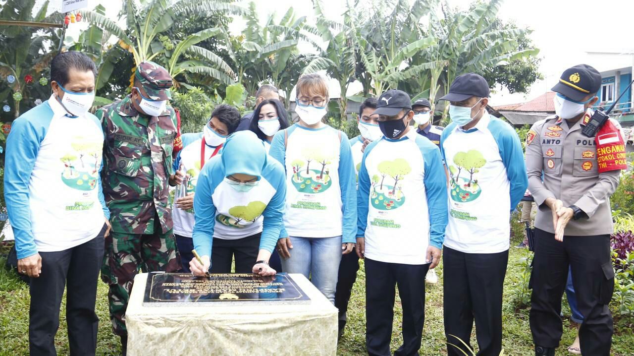 Wali Kota Tangerang Selatan Airin Rachmi Diany bersama warga setempat memegang hasil sayuran yang di tanam, Tangerang Selatan, Rabu (16/12/2020).