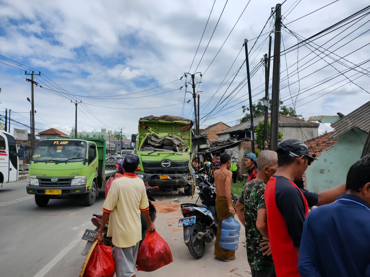 Satu unit truk berwarna hijau menabrak rumah warga yang ada di pinggir jalan Kiara Balaraja, Cangkudu, Balaraja, Kabupaten Tangerang, Kamis (24/12/2020).