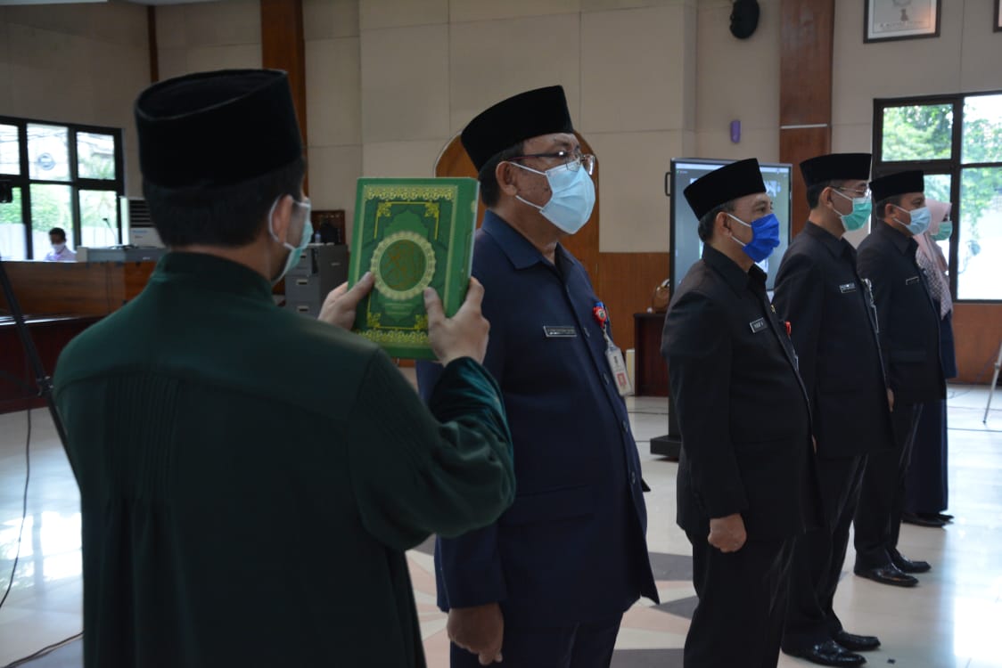 Bupati Tangerang Ahmed Zaki Iskandar melantik dan mengukuhkan para pejabat di Pendopo Bupati Tangerang Jalan Kisamaun nomor 1 Kota Tangerang, Rabu (30/12/20).