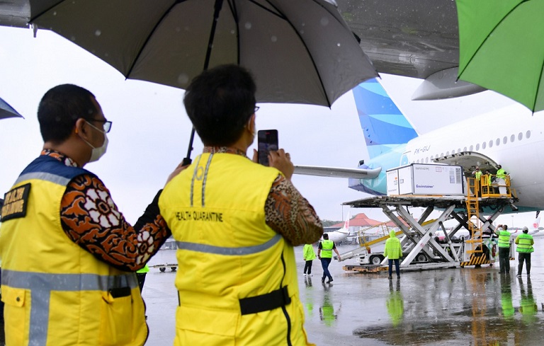 Sebanyak 1,8 juta vaksin COVID-19 dari Sinovac tiba di Bandara Internasional Soekarno-Hatta, Tangerang, Kamis (31/12/2020).