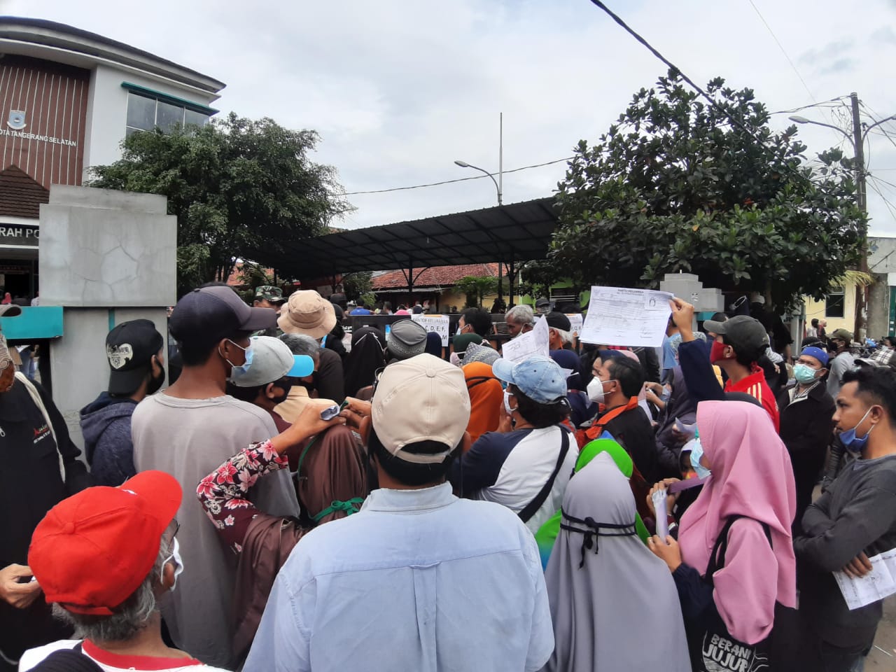Sejumlah warga Pondok Benda, Pamulang saat mengantri Bantuan Sosial Tunai (BST) di Tangerang Selatan, Minggu (10/1/2021).