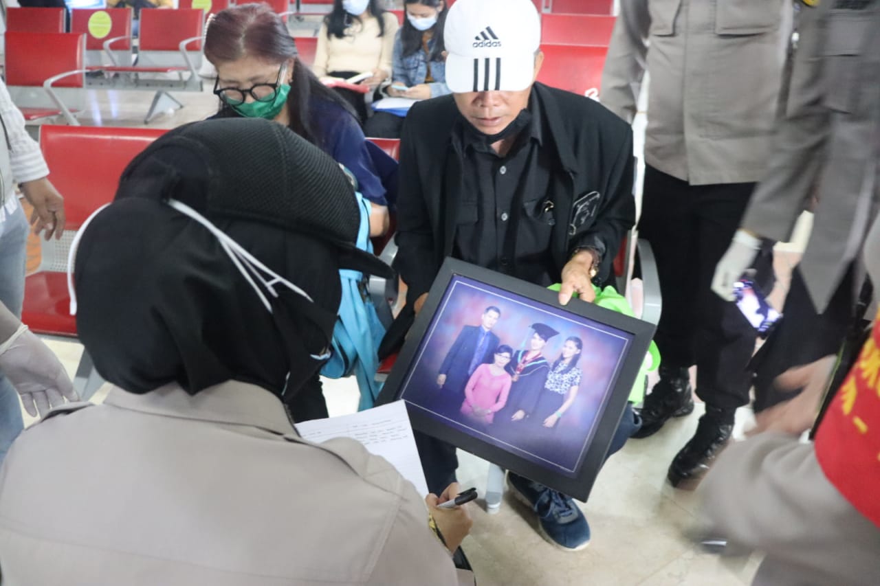 Sejumlah anggota polwan memberikan trauma healing kepada keluarga korban jatuhnya kecelakaan pesawat Sriwijaya Air SJ 182 di Bandara Soekarno-Hatta, Minggu (10/1/2021).