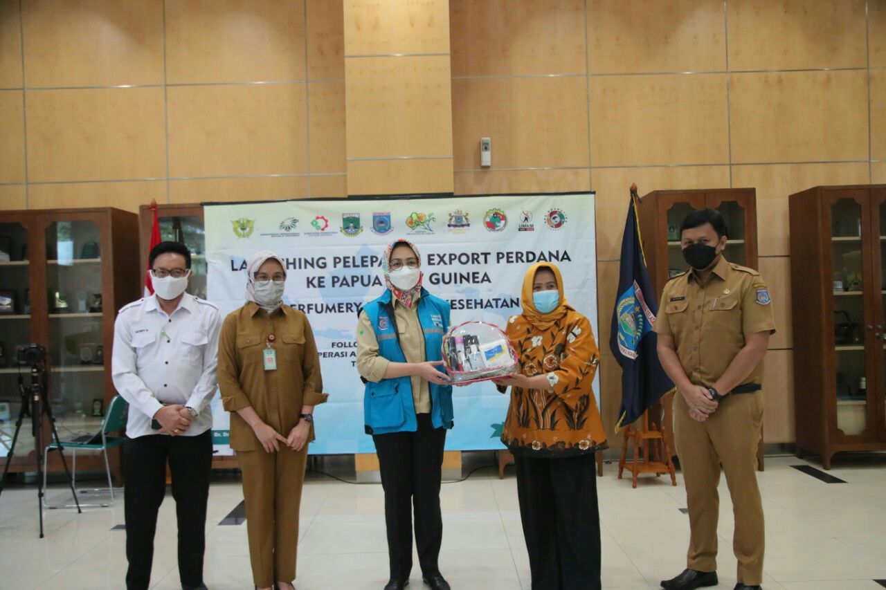 Wali Kota Tangerang Selatan Airin Rachmi Diany saat menghadiri Launching Pelepasan Ekspor Perdana Ke Papua Nugini di Ruang Display Balaikota Tangsel, Rabu (20/1/2021).