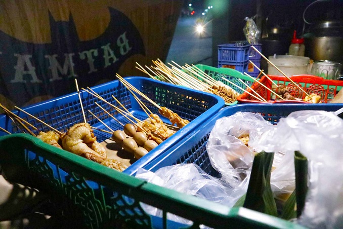 Suasana menu angkringan di jalan Prabu Siliwangi, Cibodas Baru, Kecamatan Cibodas, Kota Tangerang.