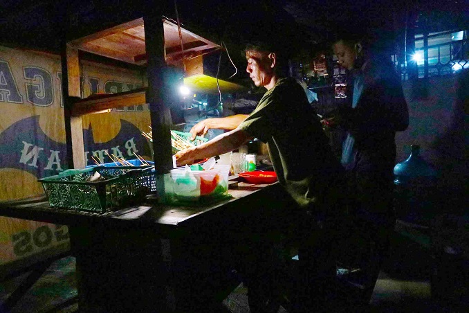 Suasana pedagang angkringan saat menyajikan pesanan pembeli di jalan Prabu Siliwangi, Cibodas Baru, Kecamatan Cibodas, Kota Tangerang.