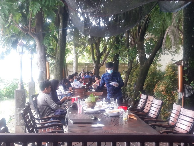 Suasana pengunjung Restoran Jagarawa di Kecamatan Cipondoh, Kota Tangerang, Minggu (7/2/2021) sore.