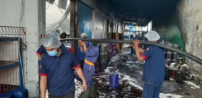 Sejumlah petugas Pemadam Kebakaran (DAMKAR) saat berusaha memadamkan kobaran api di kawasan PT Indofood yang terletak di Jalan Raya Serang-Bitung, Kecamatan Cikupa, Kabupaten Tangerang, Senin (8/2/2021).