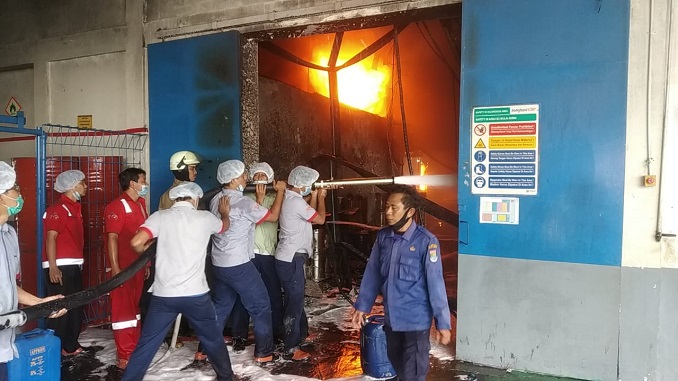 	Sejumlah petugas Pemadam Kebakaran (DAMKAR) saat berusaha memadamkan kobaran api di kawasan PT Indofood yang terletak di Jalan Raya Serang-Bitung, Kecamatan Cikupa, Kabupaten Tangerang, Senin (8/2/2021).