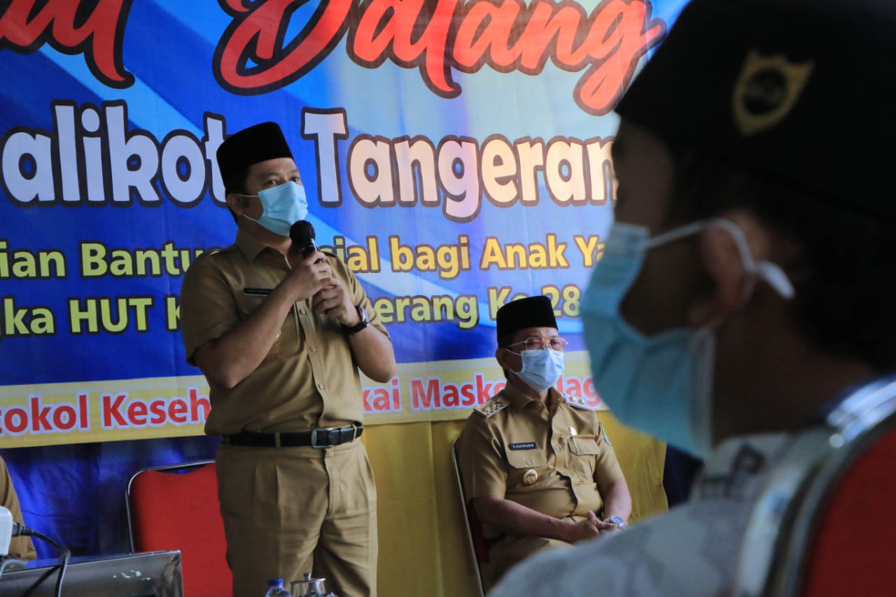Wali Kota Tangerang Arief R Wismansyah hadir secara langsung dalam kegiatan memberikan bantuan ke ribuan anak yatim piatu di Yayasan Insan Mandiri, Kelurahan Paninggilan, Ciledug, Kota Tangerang, Selasa (9/2/2021).