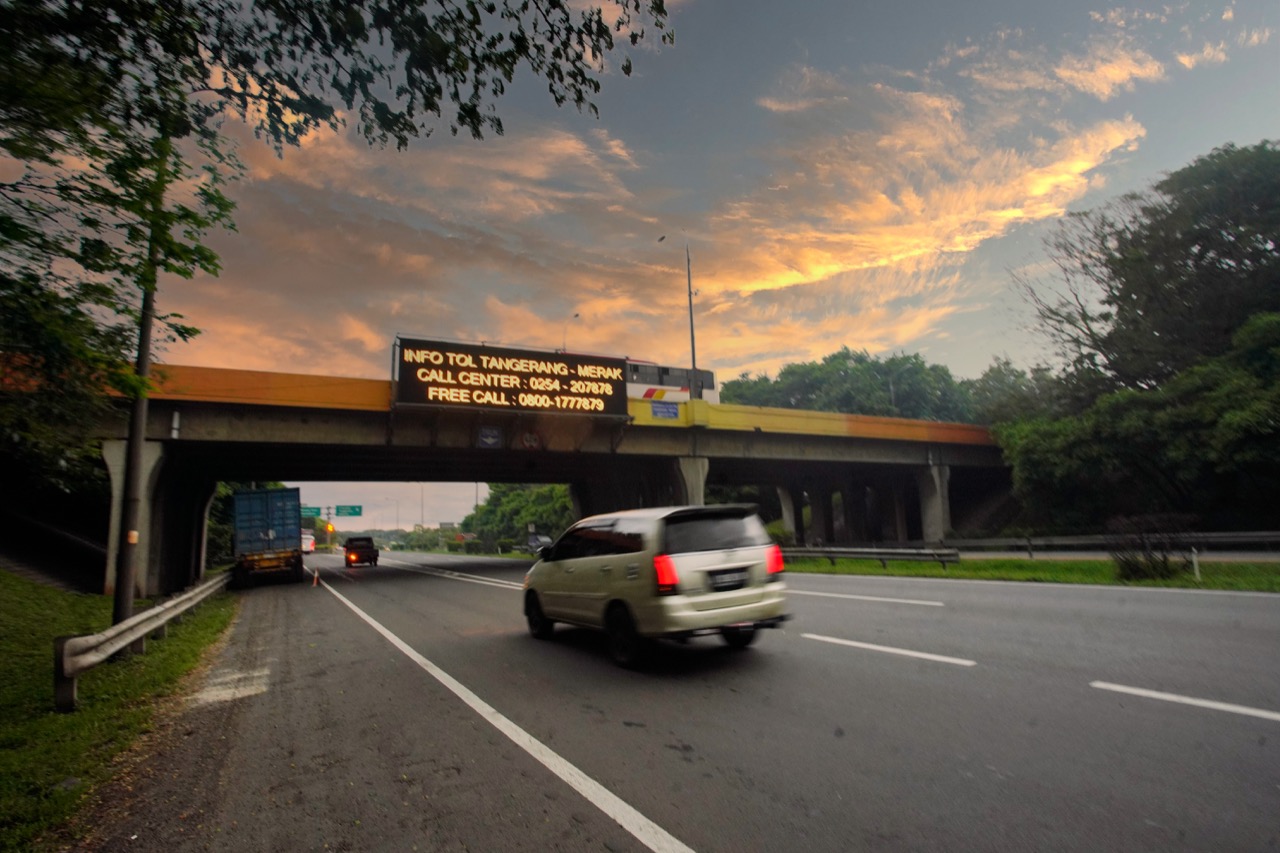 Suasana jalan Tol Tangerang-Merak.