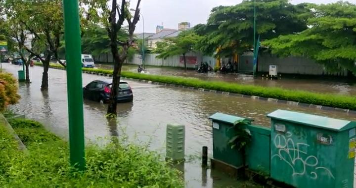 Sejumlah titik tergenang dengan perkiraan air setinggi 50 sentimeter di kawasan GOR Tangerang, Selasa (16/2/2021).