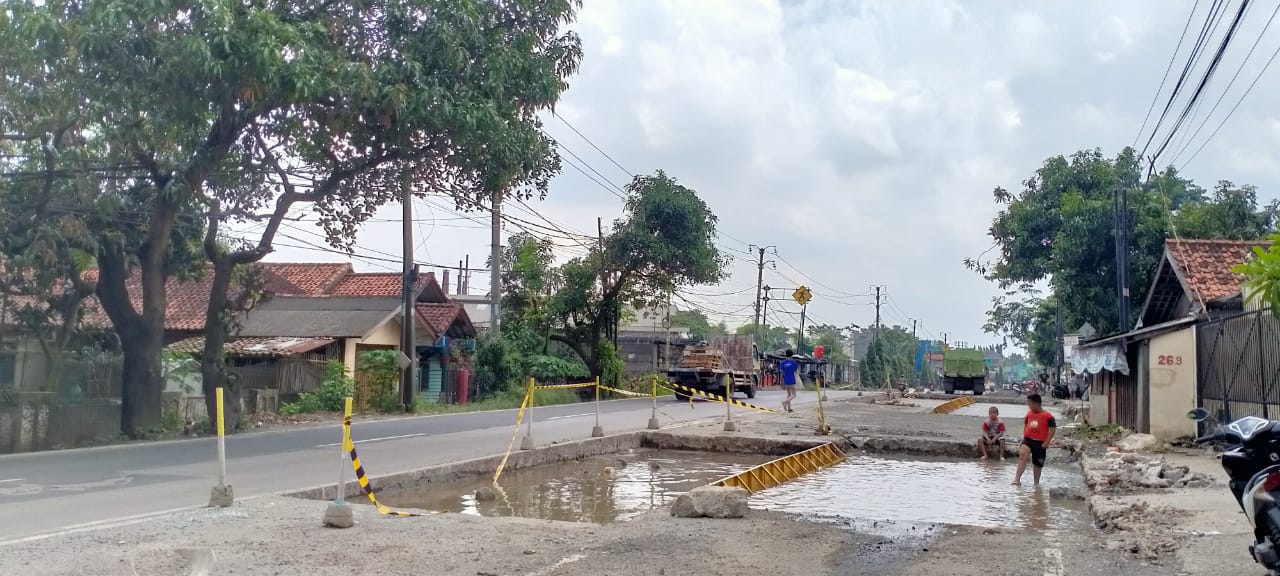 	Jalan Raya Serang, Balaraja Barat dalam proses perbaikan, Kabupaten Tangerang, Selasa (2/3/2021).