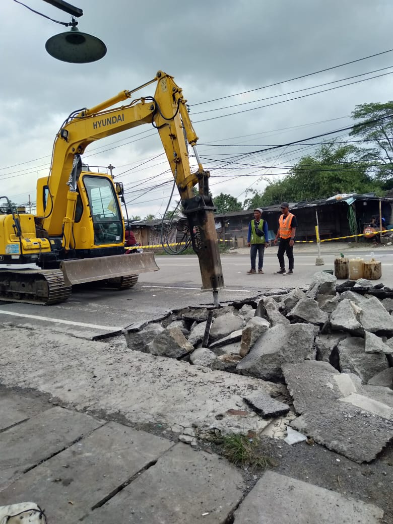 Jalan Raya Serang, Balaraja Barat dalam proses perbaikan, Kabupaten Tangerang, Selasa (2/3/2021).