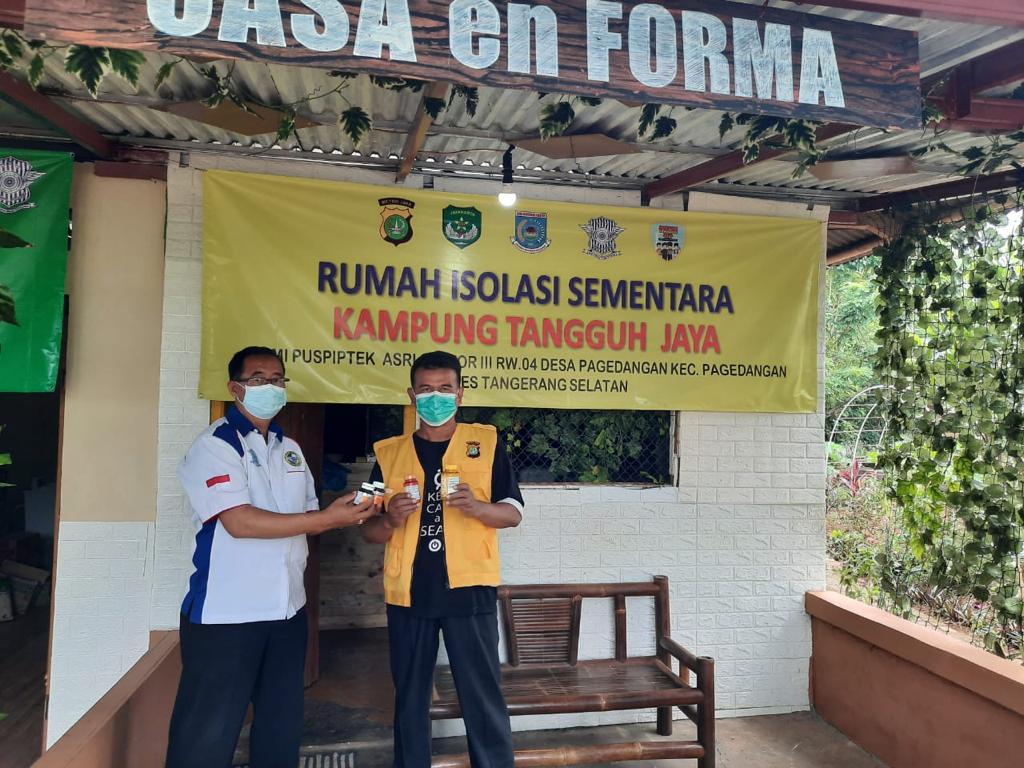 Sejumlah Anggota Polres Tangerang Selatan saat melakukan upaya pencegahan penyebaran virus COVID-19 dengan warga setempat, Rabu (3/3/2021).