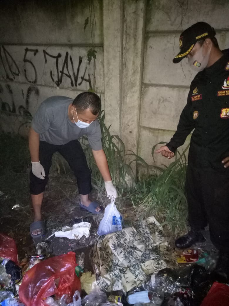 Jasad bayi di dalam kantong plastik ditemukan di tempat pembuangan sampah di Kampung Gembor, Kecamatan Periuk, Kota Tangerang pada Selasa (2/3/2021) malam.
