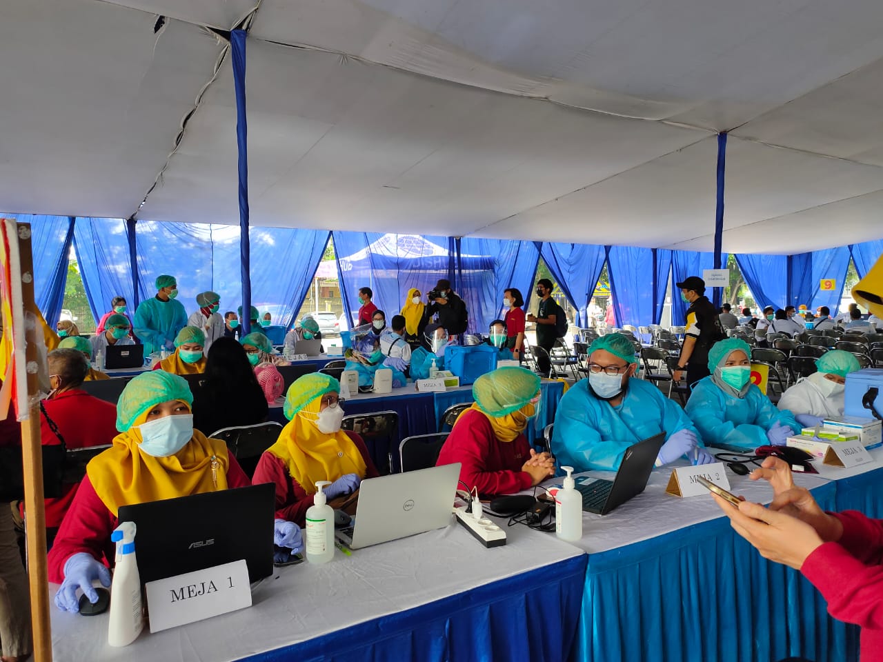 Kegiatan vaksinasi tahap dua di Terminal Poris Plawad, Cipondoh, Kota Tangerang, Kamis (04/03/2021).