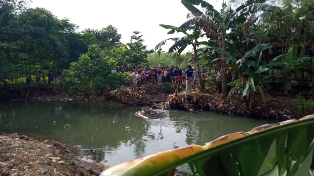 Masyarakat di Kecamatan Ciledug saat melihat sesosok mayat pemuda laki-laki mengapung di Kali Palayangan, Kelurahan Parung Serab, Kota Tangerang, Kamis (4/3/2021).