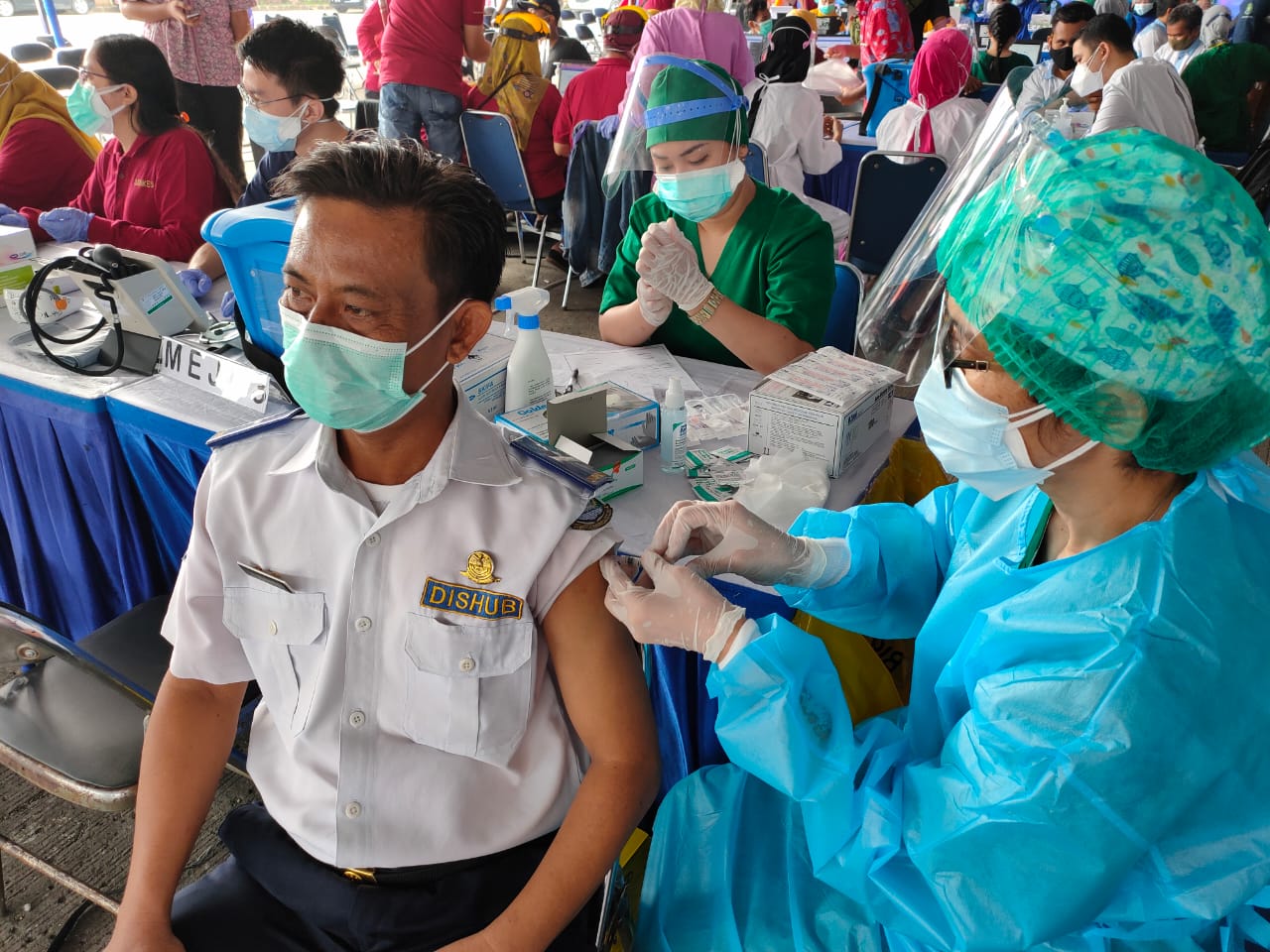 Kegiatan vaksinasi tahap di Terminal Poris Plawad, Cipondoh, Kota Tangerang, Kamis (04/03/2021).