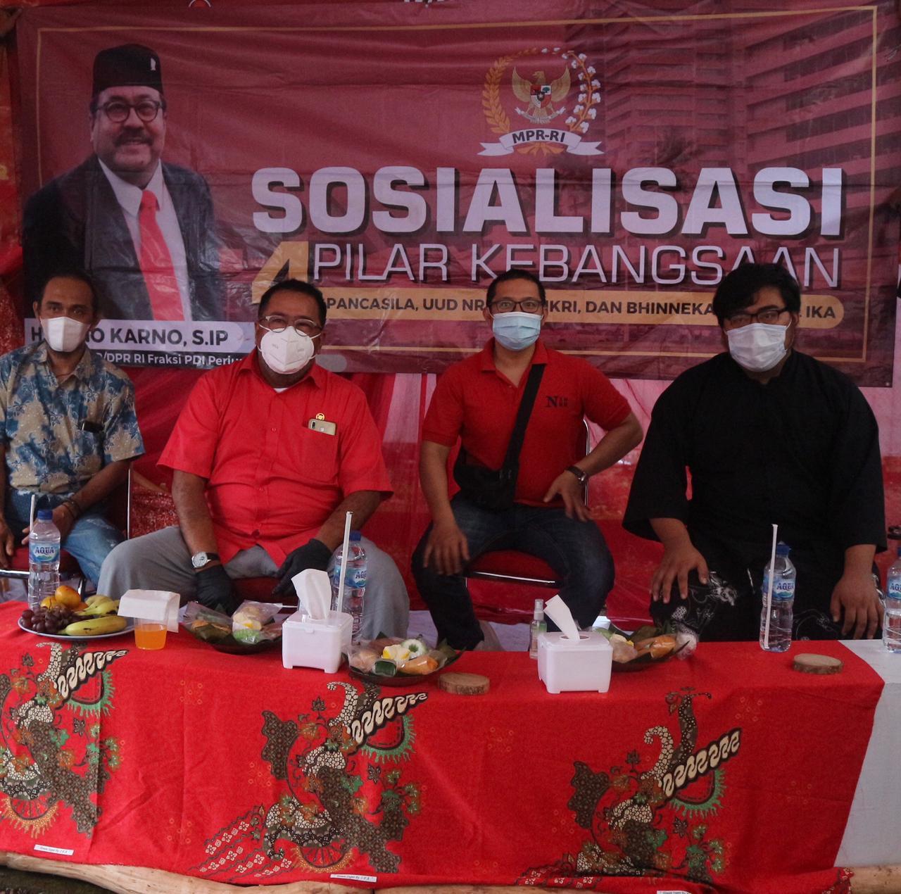 	Anggota MPR RI Rano Karno saat mengadakan sosialisasi empat pilar kebangsaan berkonsep pelestarian kebudayaan angklung dan batik tulis bersama warga Bukit Pamulang Indah, Selasa (9/3/2021).