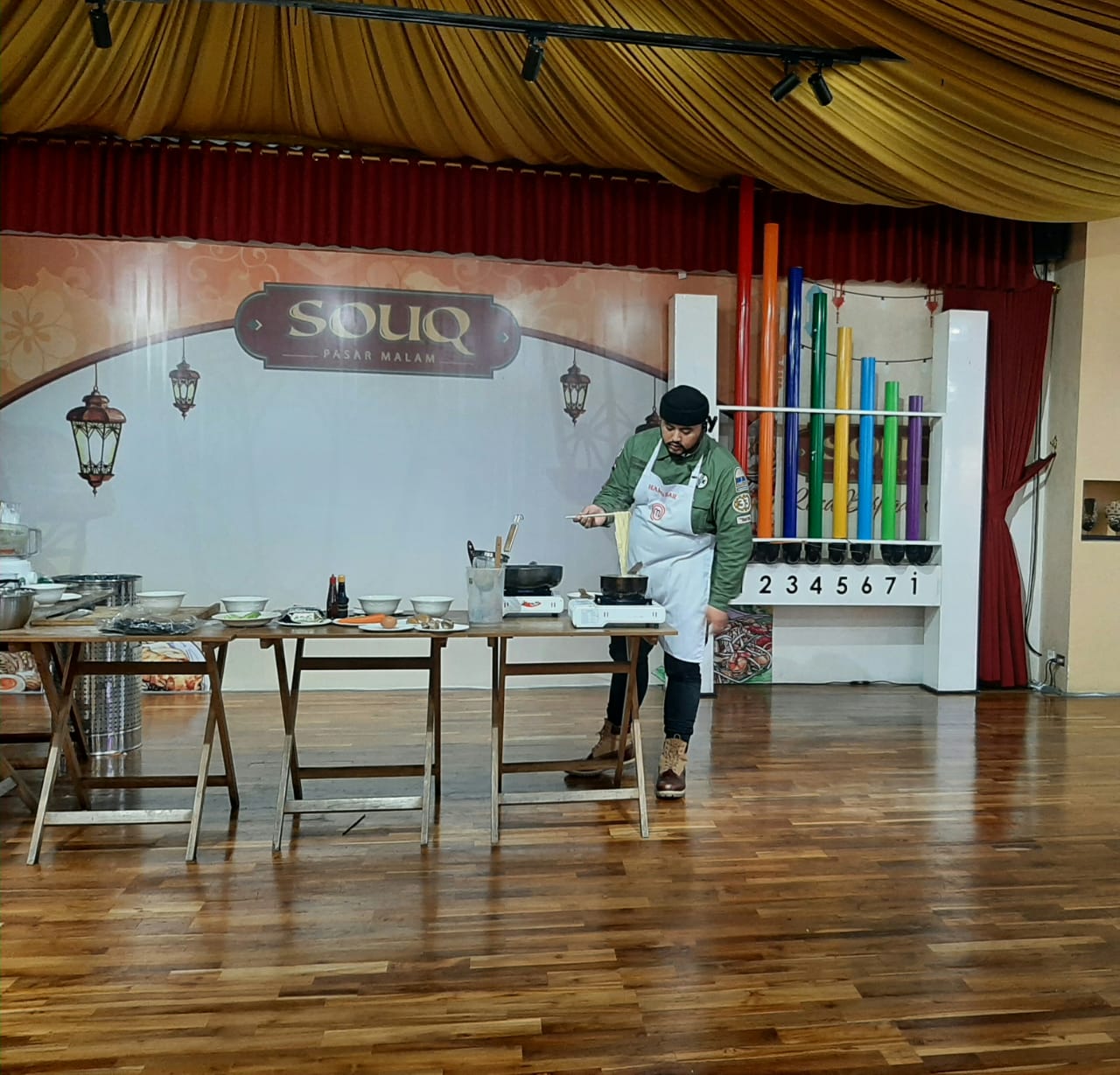 Finalis Masterchef Hamdzah saat menyajikan mie Korea di wilayah Sumarecon Mall Serpong (SMS) dalam event kuliner dengan nama SOUQaria Kulineran di Jalan Boulevard Gading Serpong, Kelapa Dua, Kabupaten Tangerang, Minggu (14/3/2021).