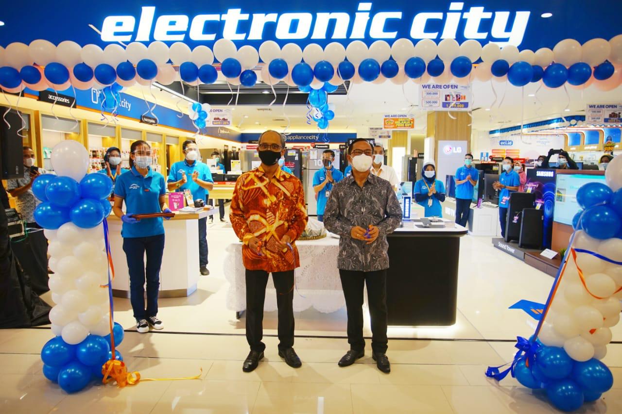 Senior General Manager Sales Electronic City Bapak Tri Agus Winarko dan Bapak Taufik Associate Director Development PT Ciputra Residence meresmikan membuka cabang barunya toko yang berlokasi di Mal Ciputra Tangerang, Cikupa, Kabupaten Tangerang.