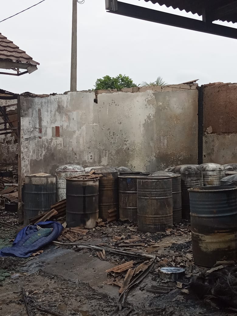 Gudang penyimpanan bahan kimia selepas terbakar yang berlokasi di Situ Gadung, Cisauk, Kabupaten Tangerang, Senin (5/4/2021).