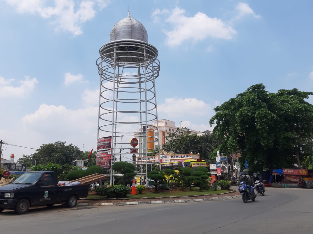 Tugu Pamulang yang berlokasi di persimpangan Jalan Siliwangi, Pamulang, Tangerang Selatan.