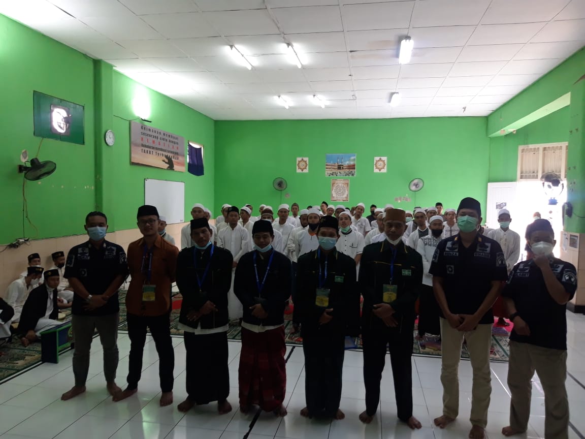 Para warga binaan pemasyarakatan di Lapas Pemuda Kelas IIA Tangerang saat mengikuti pesantren kilat Ramadan 1442 H yang digelar di Aula Pondok Pesantren At-Taubah Blok C Lapas Pemuda Tangerang, Kamis (15/4/2021).