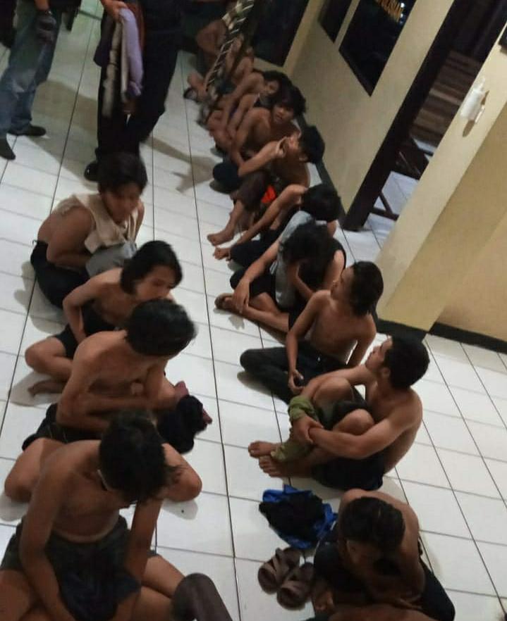 Sejumlah remaja terlibat aksi tawuran antar remaja diamankan Polsek Ciledug di Jalan HOS Cokroaminoto, Ciledug, Kota Tangerang, Minggu (18/4/2021).