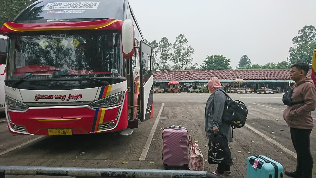 Calon penumpang yang hendak mudik di Terminal Poris Plawad Kota Tangerang, Rabu (28/4/2021).