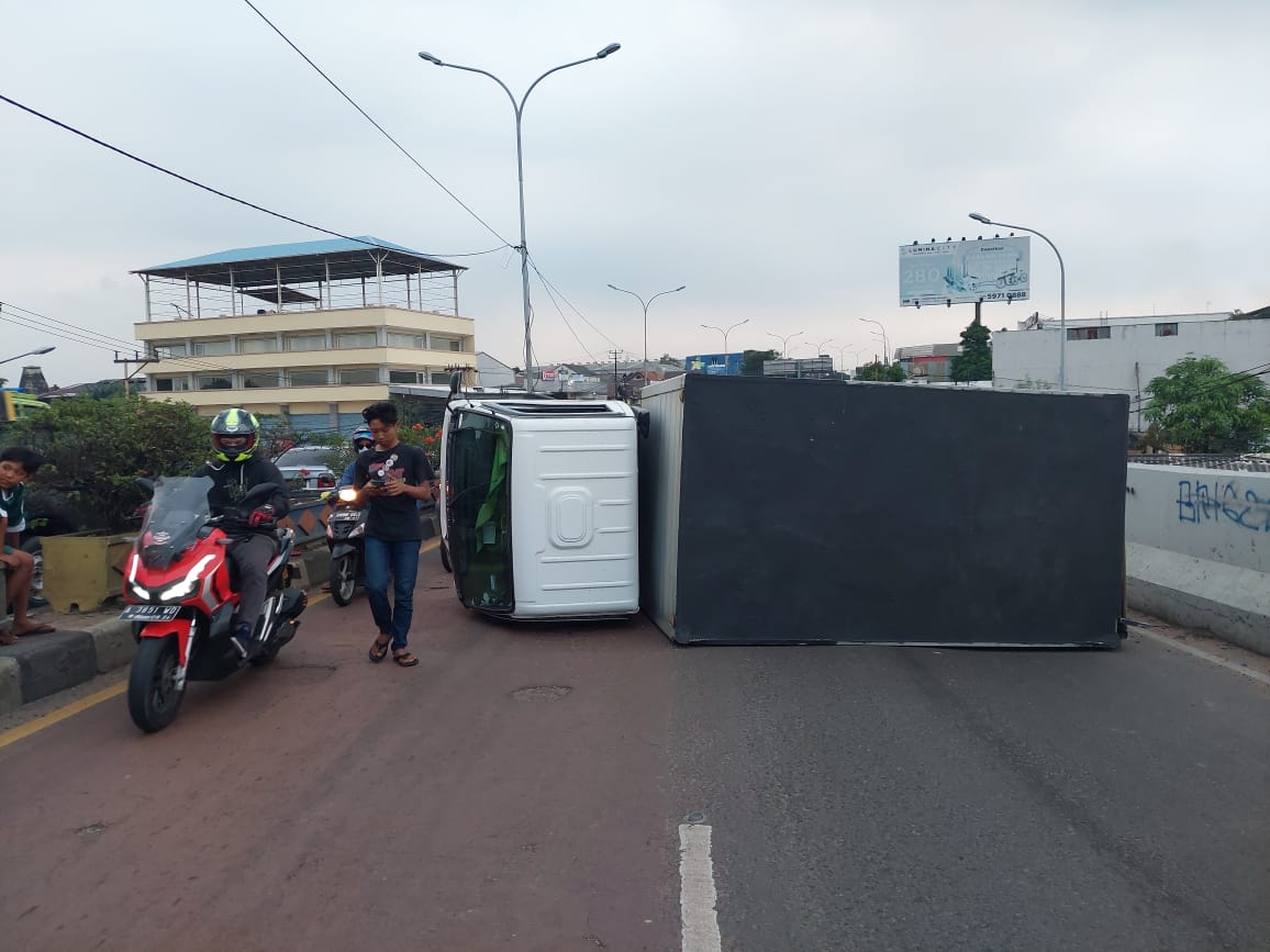 Satu unit mobil terbalik di Flyover Cibodas, Jalan Gatot Subroto, Kota Tangerang, Rabu (5/5/2021).