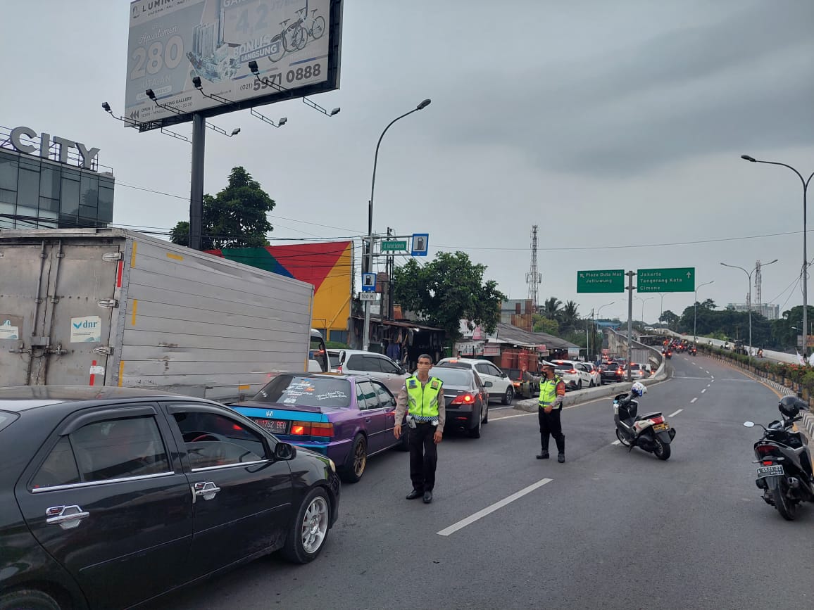 Anggota kepolisian saat mengatur lalu lintas terkait kecelakaan maut di Flyover Cibodas, Jalan Gatot Subroto, Kota Tangerang, Rabu (5/5/2021).
